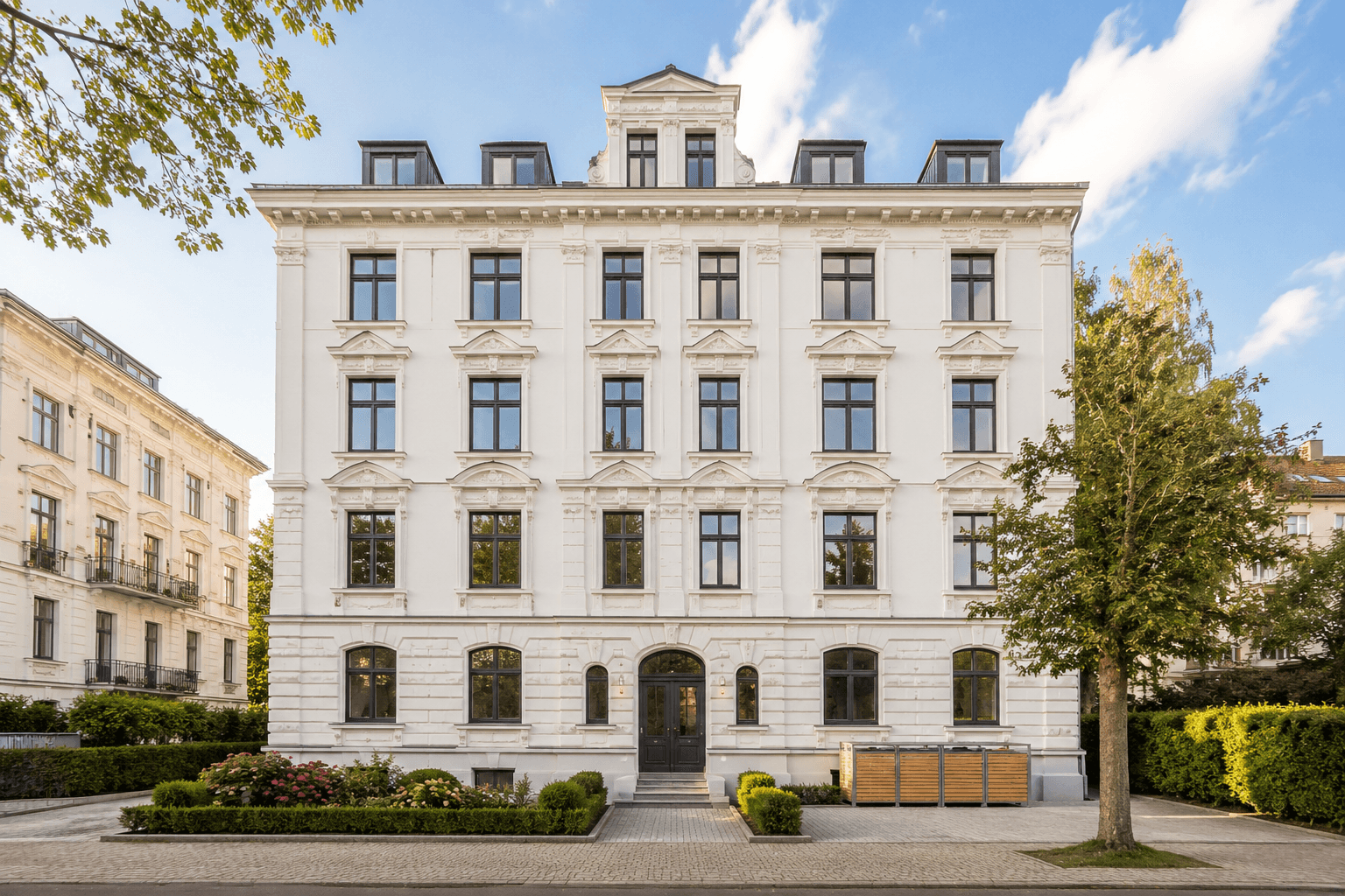 Frisch renoviertes Zimmer mit Eichenparkett und weißen Wänden